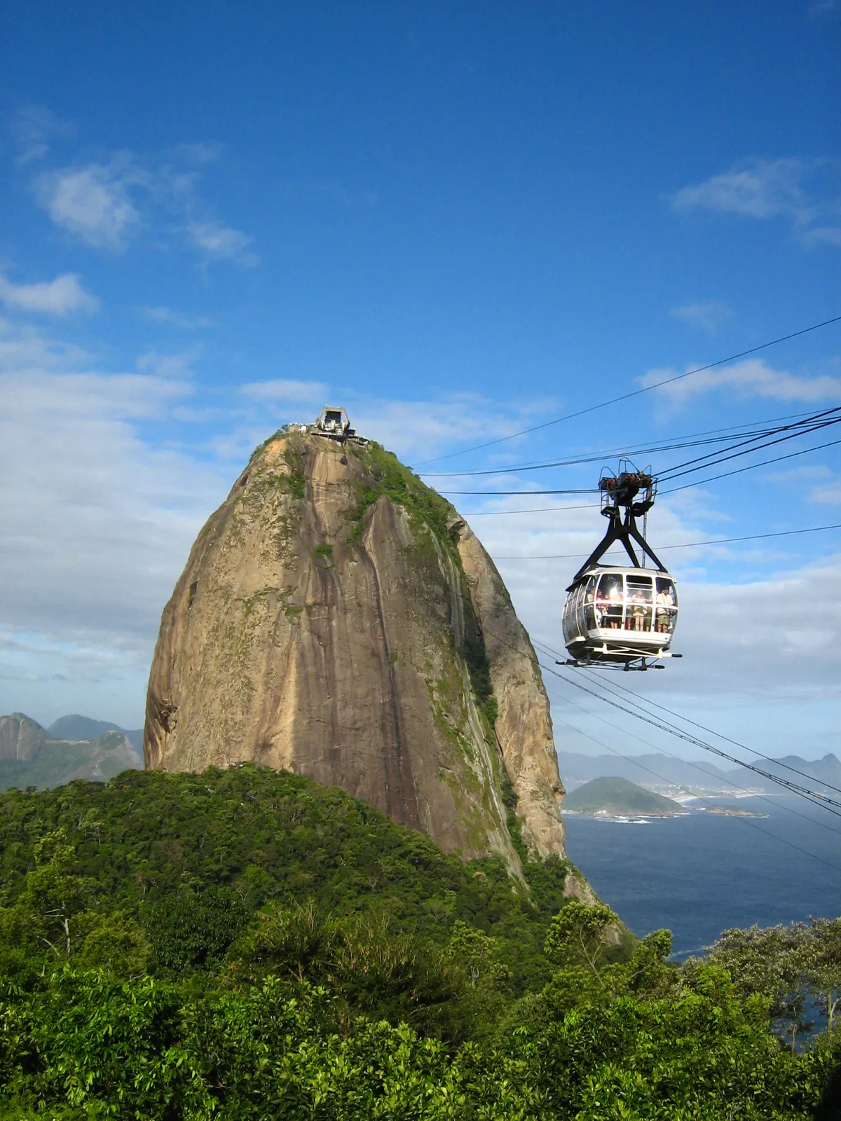 The Sugarloaf cable car approaching the summit